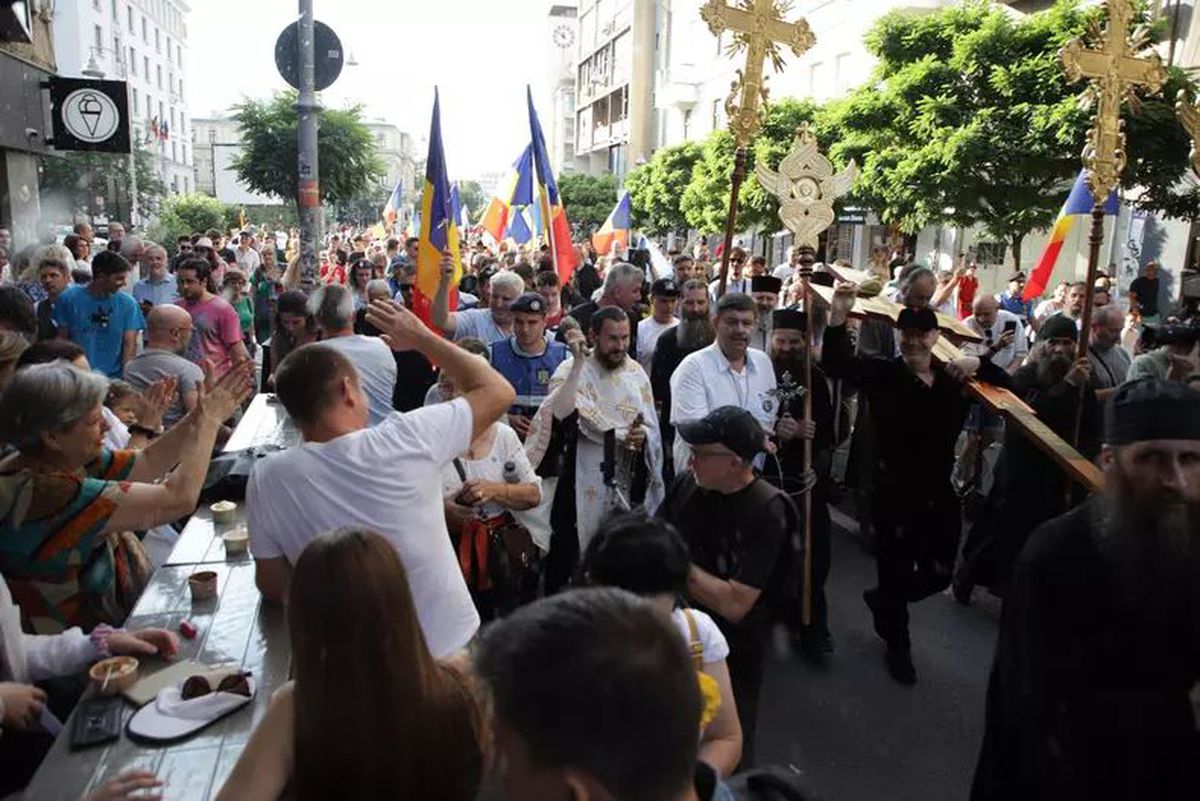 Gigi Becali a ieșit în stradă cu o „armată” de preoți și zeci de susținători: „Sfințesc Calea Victoriei după marșul LGBT” » Imagini incredibile de la Palat și din oraș + Discurs homofob în direct