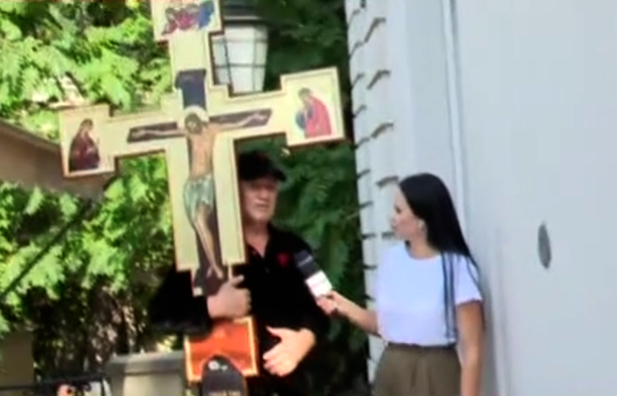 Gigi Becali a ieșit în stradă cu o „armată” de preoți și zeci de susținători: „Sfințesc Calea Victoriei după marșul LGBT” » Imagini incredibile de la Palat și din oraș + Discurs homofob în direct