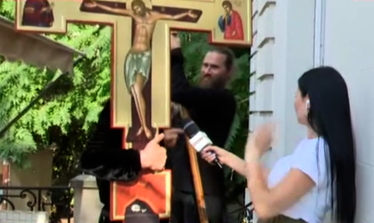 Gigi Becali a ieșit în stradă cu o „armată” de preoți și zeci de susținători: „Sfințesc Calea Victoriei după marșul LGBT” » Imagini incredibile de la Palat și din oraș + Discurs homofob în direct