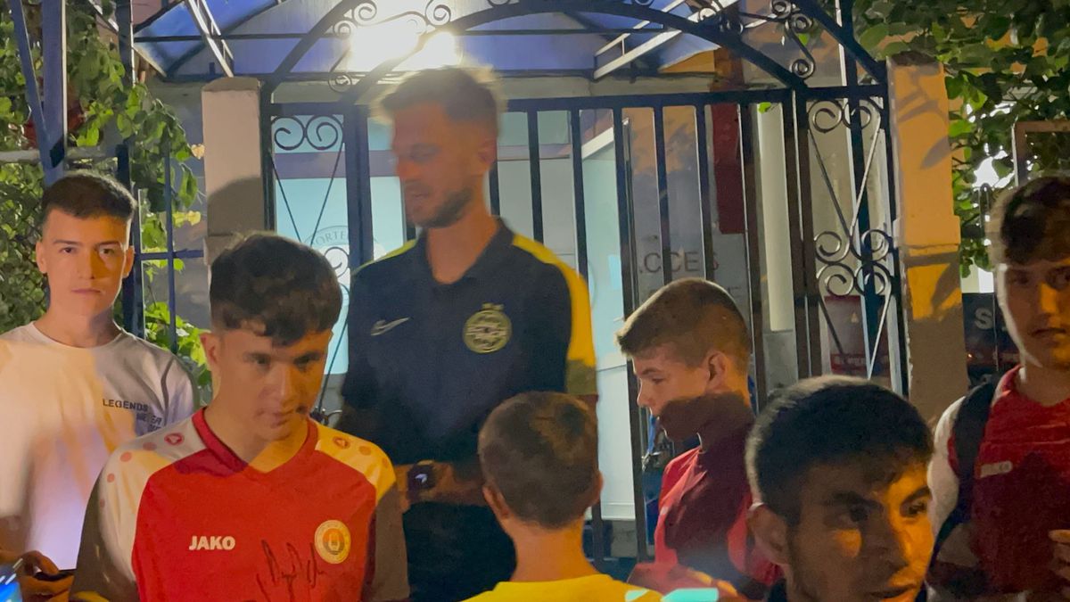 Jucătorii de la FCSB, asaltați de fani după meci