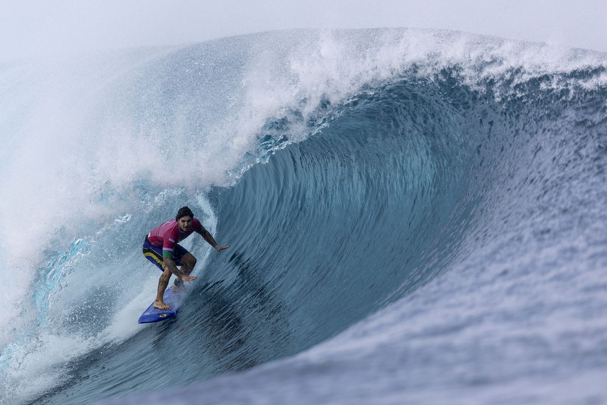 Povestea unei fotografii SUPRAnaturale la Jocurile Olimpice: surferul Gabriel Medina pare că plutește prin aer, oglindit în placa sa de surf