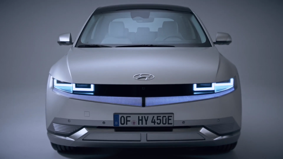 Ion Țiriac i-a făcut cadou lui David Popovici o limuzină electrică, Hyundai Ioniq 5