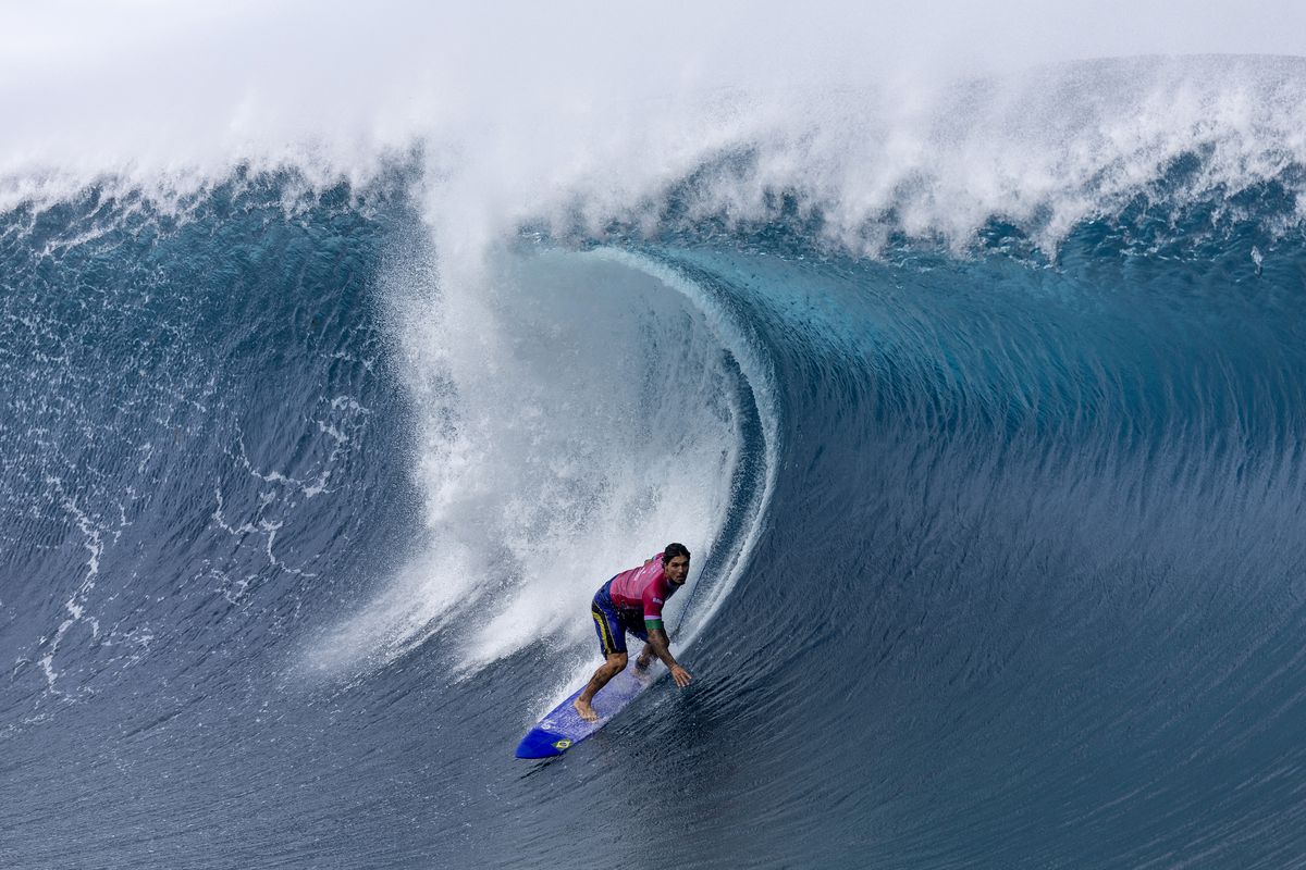 Povestea unei fotografii SUPRAnaturale la Jocurile Olimpice: surferul Gabriel Medina pare că plutește prin aer, oglindit în placa sa de surf