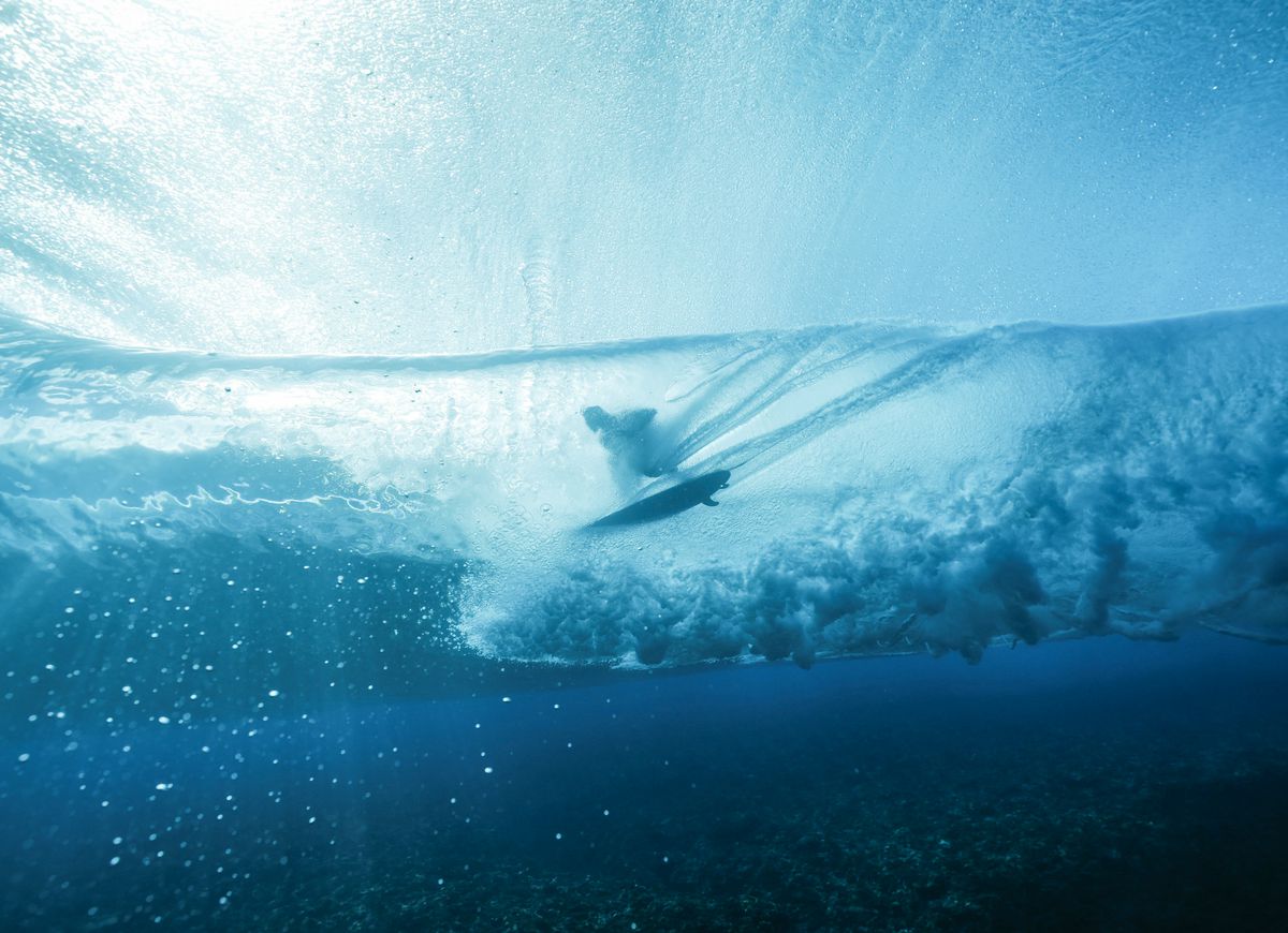 Povestea unei fotografii SUPRAnaturale la Jocurile Olimpice: surferul Gabriel Medina pare că plutește prin aer, oglindit în placa sa de surf