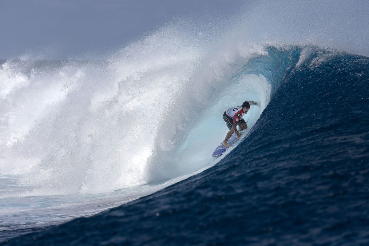 Povestea unei fotografii SUPRAnaturale la Jocurile Olimpice: surferul Gabriel Medina pare că plutește prin aer, oglindit în placa sa de surf