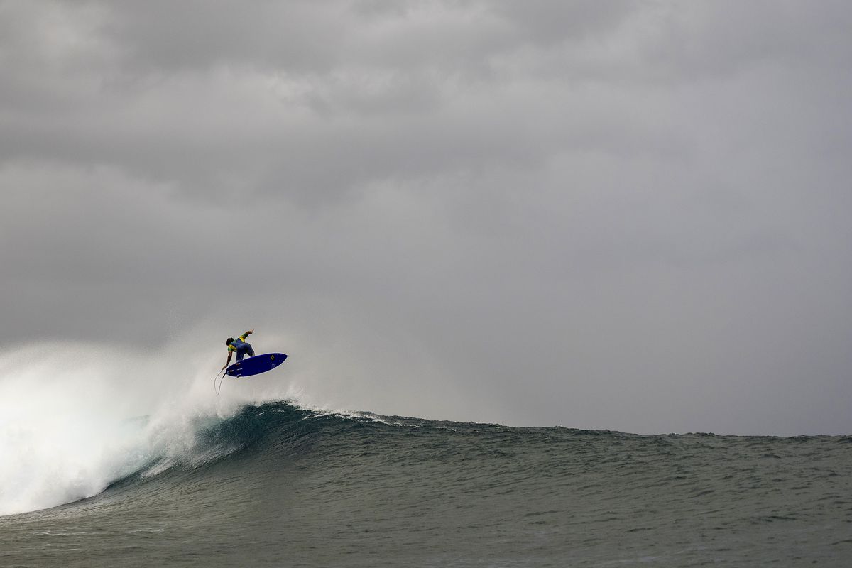 Povestea unei fotografii SUPRAnaturale la Jocurile Olimpice: surferul Gabriel Medina pare că plutește prin aer, oglindit în placa sa de surf