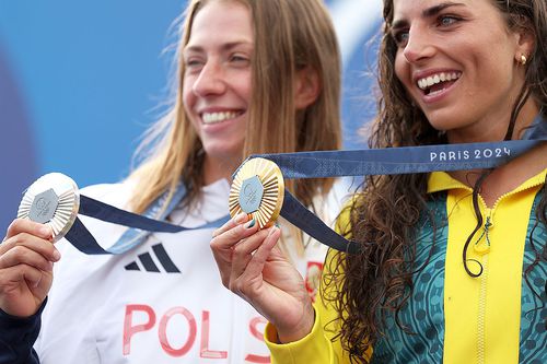 În stânga, Klaudia Zwolinska, singura medaliată poloneză de până acum // foto: Guliver/gettyimages