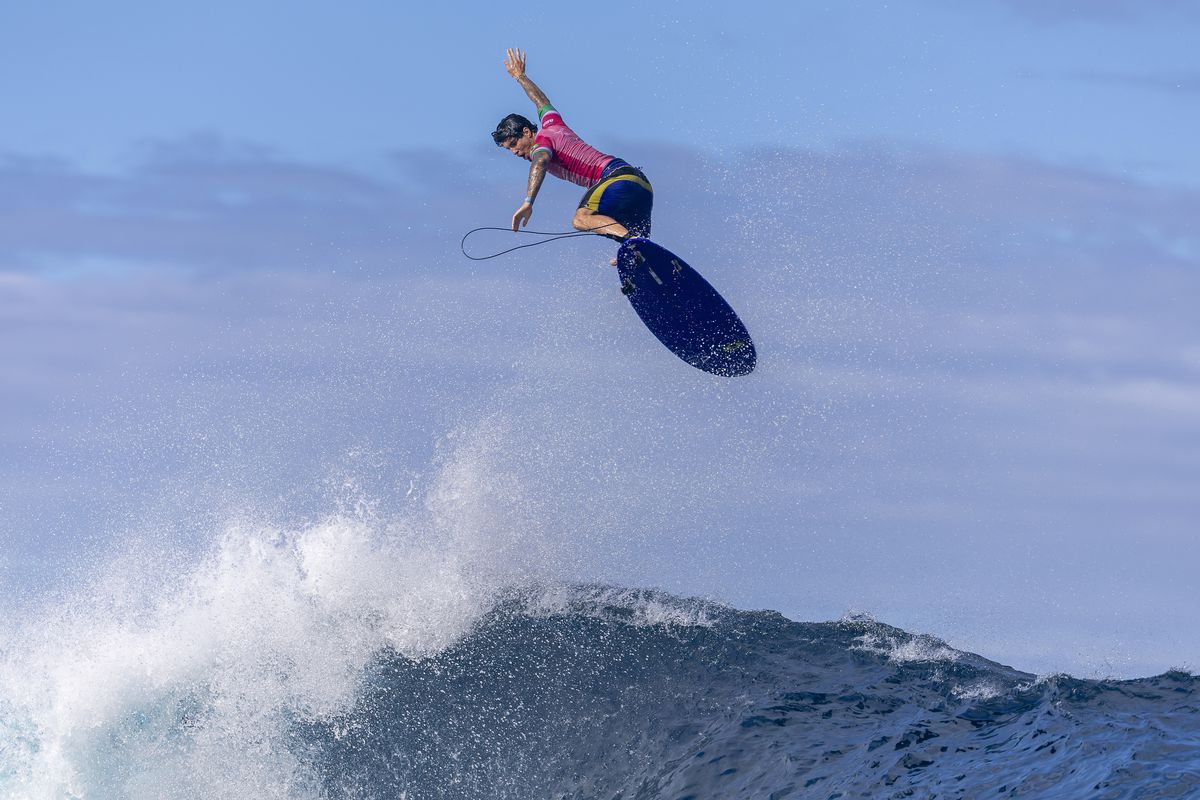 Povestea unei fotografii SUPRAnaturale la Jocurile Olimpice: surferul Gabriel Medina pare că plutește prin aer, oglindit în placa sa de surf