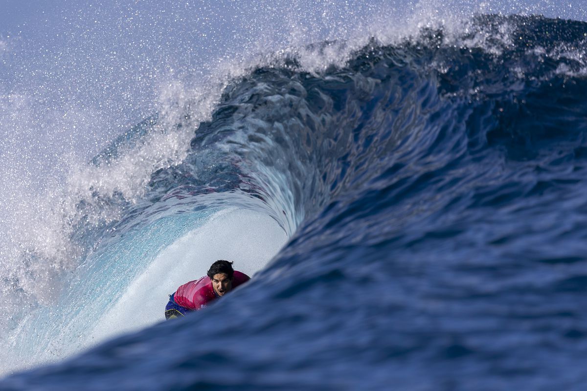 Povestea unei fotografii SUPRAnaturale la Jocurile Olimpice: surferul Gabriel Medina pare că plutește prin aer, oglindit în placa sa de surf