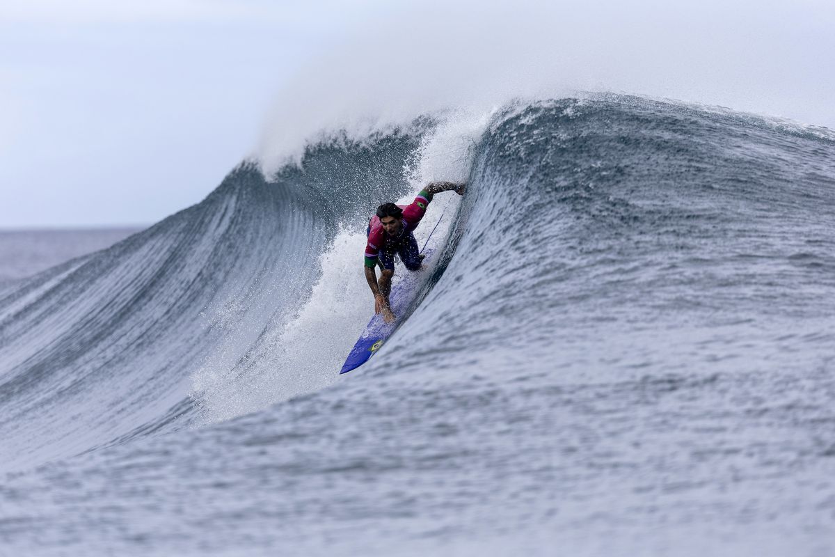 Povestea unei fotografii SUPRAnaturale la Jocurile Olimpice: surferul Gabriel Medina pare că plutește prin aer, oglindit în placa sa de surf