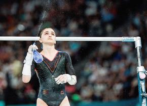 Echipa de gimnastică a României evoluează acum în marea finală de la Jocurile Olimpice! Paralelele mereu dureroase! Coborâm pe locul 7 după a treia rotație