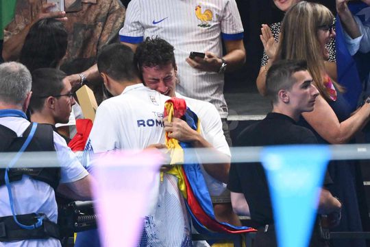 David Popovici și Dragoș Ghile, îmbrățișați după cursa de aur olimpic / FOTO: Raed Krishan