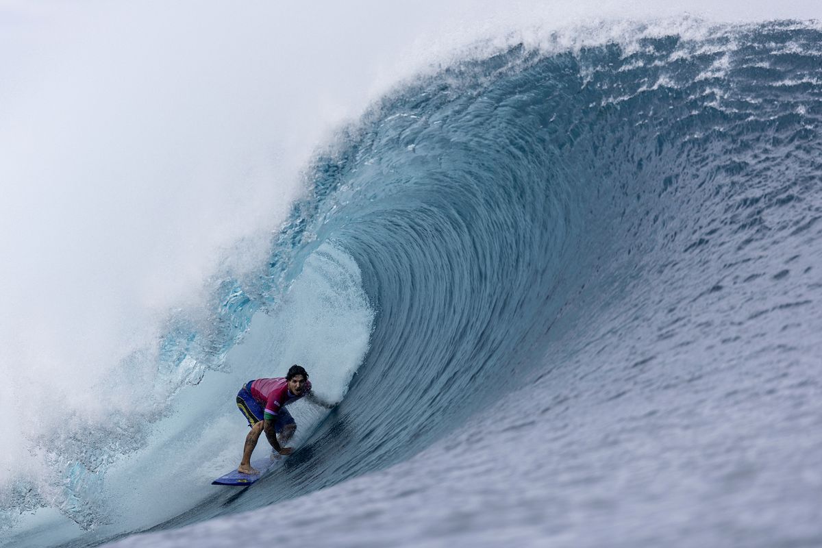 Povestea unei fotografii SUPRAnaturale la Jocurile Olimpice: surferul Gabriel Medina pare că plutește prin aer, oglindit în placa sa de surf