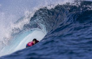 Povestea unei fotografii SUPRAnaturale la Jocurile Olimpice: surferul Gabriel Medina pare că plutește prin aer, oglindit în placa sa de surf