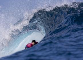 Povestea unei fotografii SUPRAnaturale la Jocurile Olimpice: surferul Gabriel Medina pare că plutește prin aer, oglindit în placa sa de surf
