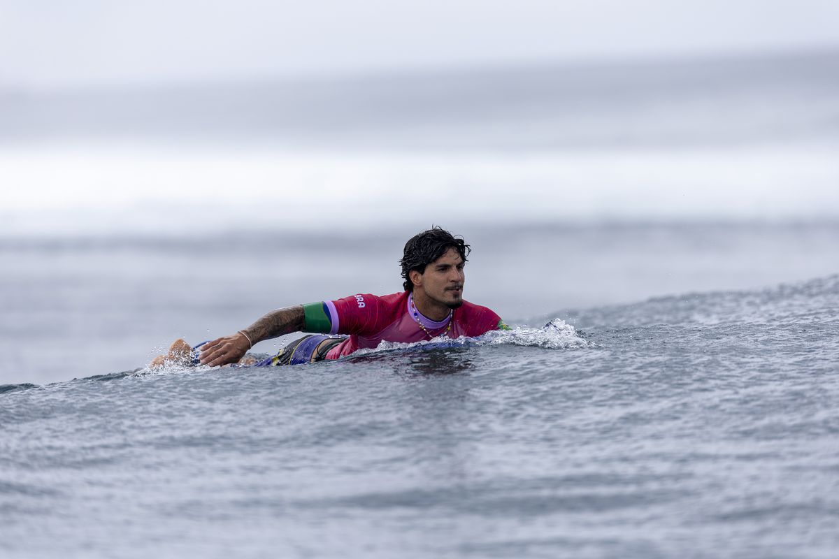 Povestea unei fotografii SUPRAnaturale la Jocurile Olimpice: surferul Gabriel Medina pare că plutește prin aer, oglindit în placa sa de surf