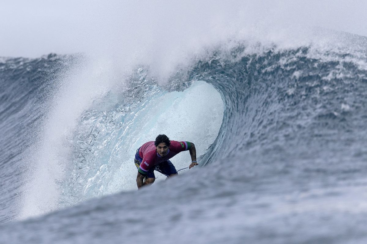 Povestea unei fotografii SUPRAnaturale la Jocurile Olimpice: surferul Gabriel Medina pare că plutește prin aer, oglindit în placa sa de surf