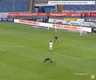 Golul 4 în Botoșani - Unirea Slobozia, cu Antoche depășit la viteză de Mailat. FOTO: captură Prima Sport