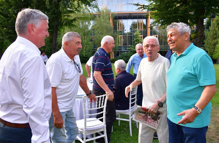Mircea Lucescu și-a serbat ziua de naștere împreună cu aproape 50 de fotbaliști alături de care a colaborat în carieră. Foto: Cristi Preda (GSP.RO)