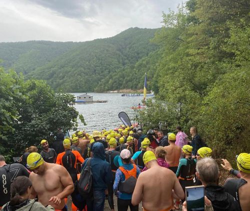 Pasiune pură, înot de 6.500 de metri în ape deschise în Traversarea Tarniței. Condiții extreme, cei mai tineri concurenți - 11 ani!