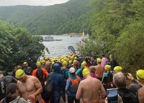 Pasiune pură, înot de 6.500 de metri în ape deschise în Traversarea Tarniței. Condiții extreme, cei mai tineri concurenți - 11 ani!