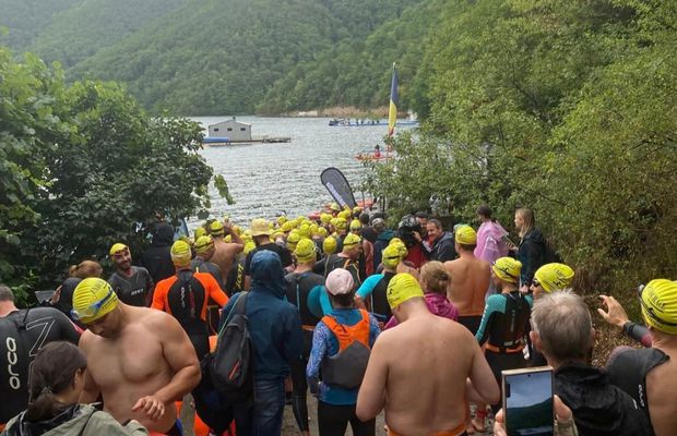 Pasiune pură, înot de 6.500 de metri în ape deschise în Traversarea Tarniței. Condiții extreme, cei mai tineri concurenți - 11 ani!