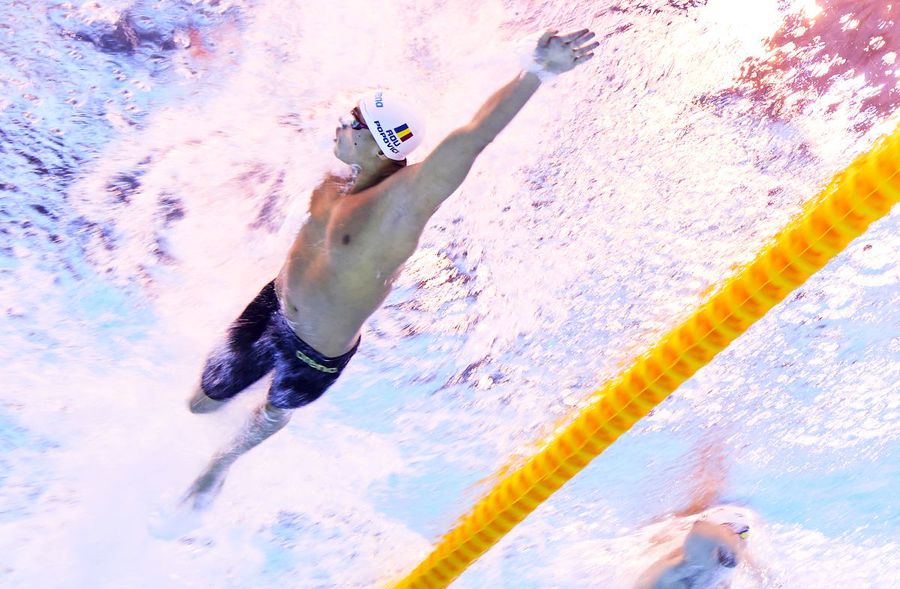 David Popovici e de neoprit la Singapore. Foto: Guliver/GettyImages „Ce simte David Popovici e un autosabotaj psihologic!” » Gazeta a vorbit cu doi psihologi despre declarațiile șocante ale înotătorului român: „Nu e o problemă de sănătate mintală, ci doar anxietate”