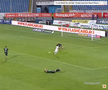 Golul 4 în Botoșani - Unirea Slobozia, cu Antoche depășit la viteză de Mailat. FOTO: captură Prima Sport