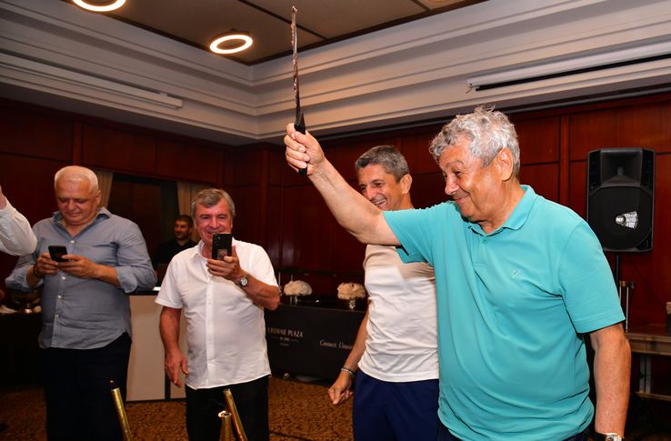 Mircea Lucescu și-a serbat ziua de naștere împreună cu aproape 50 de fotbaliști alături de care a colaborat în carieră. Foto: Cristi Preda (GSP.RO)