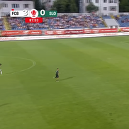 Golul 4 în Botoșani - Unirea Slobozia, cu Antoche depășit la viteză de Mailat. FOTO: captură Prima Sport