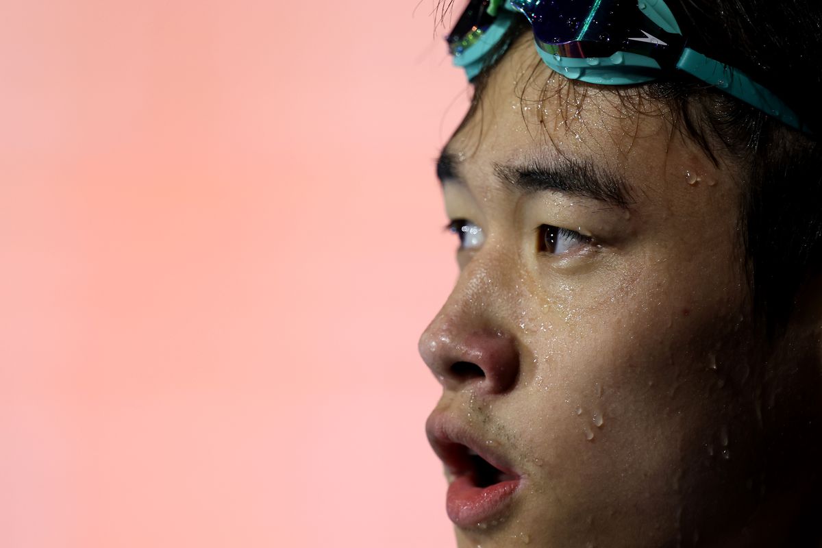 Gestul făcut de David Popovici spre americanul Alexy, la câteva secunde după calificarea în finala la 100 m liber