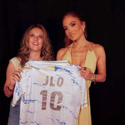 Jennifer Lopez în tricoul lui Carrarese Calcio