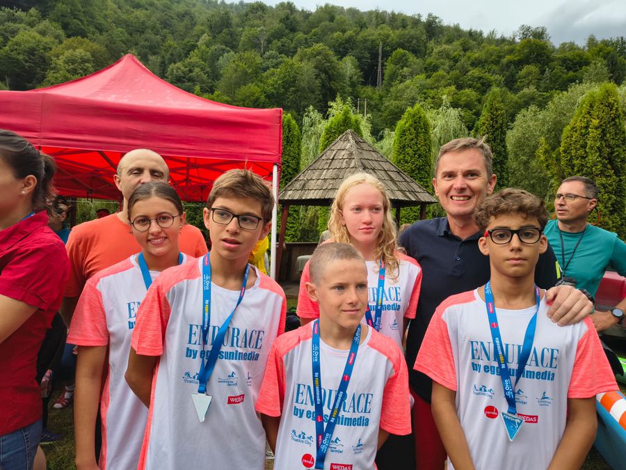 Pasiune pură, înot de 6.500 de metri în ape deschise în Traversarea Tarniței. Condiții extreme, cei mai tineri concurenți - 11 ani!