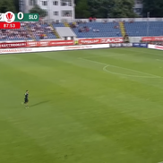 Golul 4 în Botoșani - Unirea Slobozia, cu Antoche depășit la viteză de Mailat. FOTO: captură Prima Sport