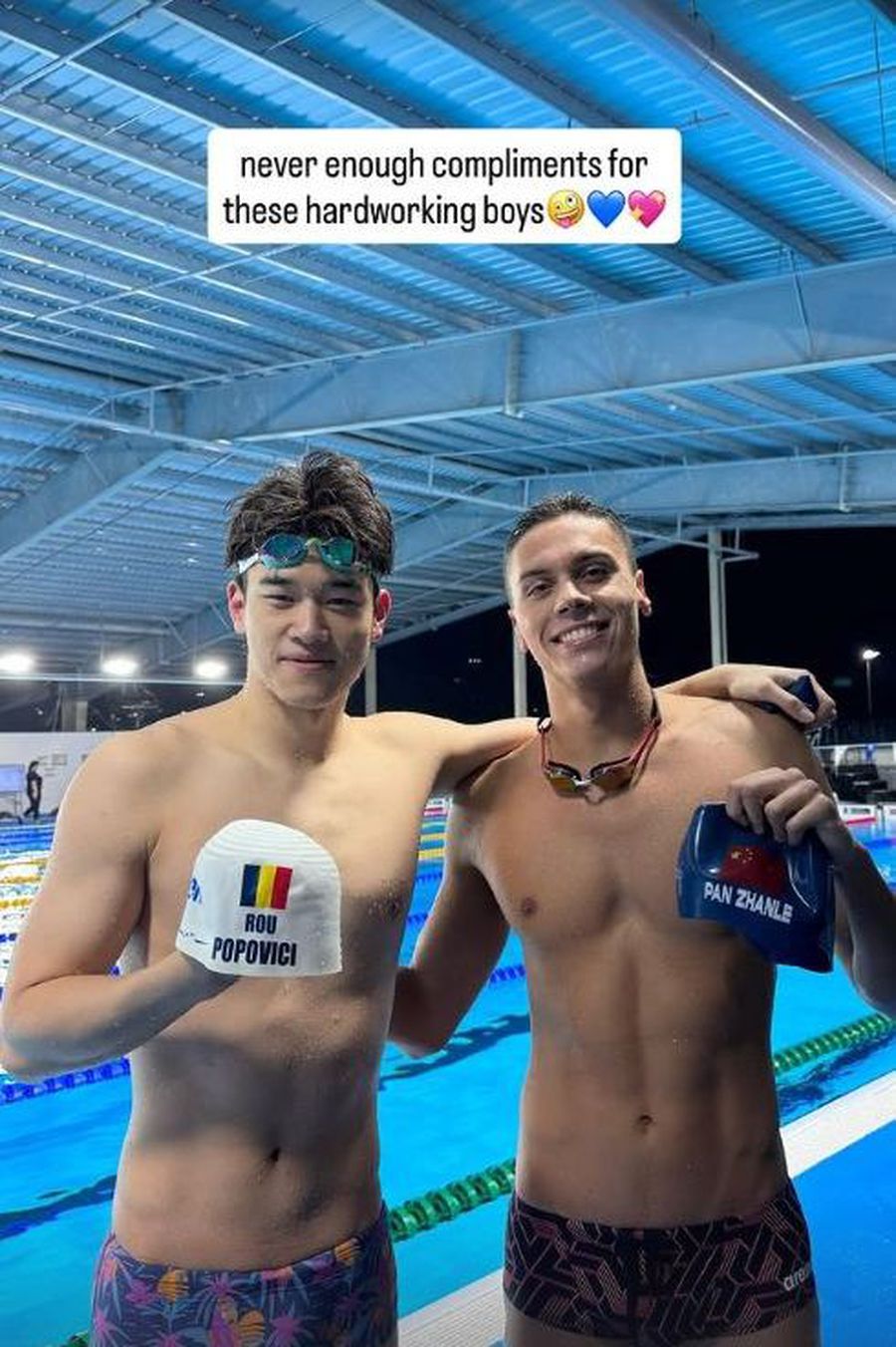 Pan Zhanle și David Popovici, în imaginea postată de Taisia Nițuleasa La două ore după semifinalele probei de 100 m liber din Singapore, Pan Zhanle și David Popovici au apărut într-o imagine neașteptată