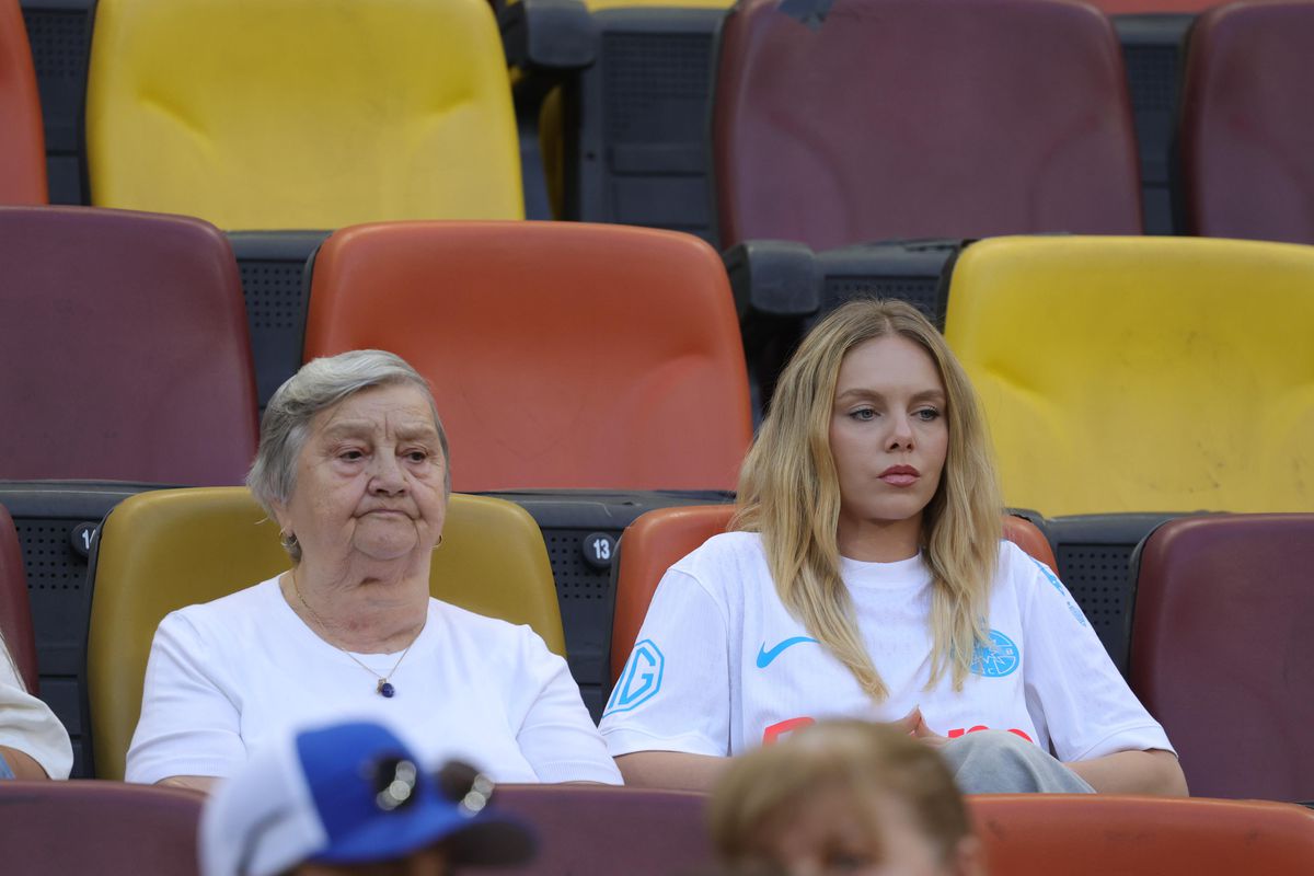 Susținere specială pentru Denis Alibec la FCSB - Shkendija: bunica și iubita în tribunele Arenei Naționale