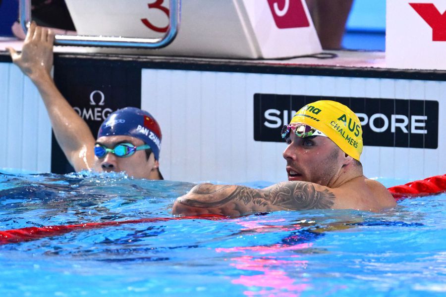 Pan Zhanle și Kyle Chalmers, după proba de 100 de metri liber de la Mondialele din Singapore, foto: Guliver/gettyimages Chinezul Pan Zhanle nu a prins finala la 100 de metri liber! Campionul olimpic, evoluție dezastruoasă la Mondialele din Singapore