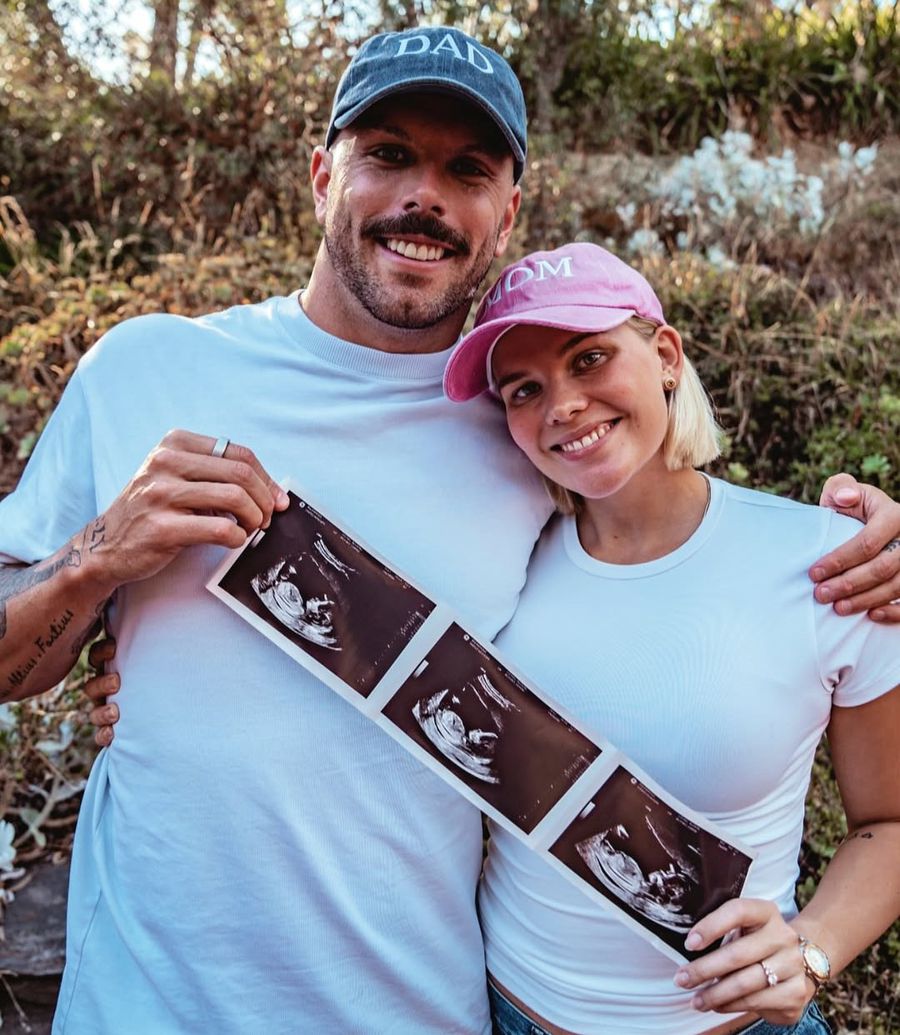 Kyle Chalmers și Ingeborg Loyning arătând ecografia Foto: Instagram Kyle Chalmers, calificat cu al patrulea timp în finala mondială de la 100 m liber, nu se lasă: „Cred că încă am un 46 de secunde în mine”