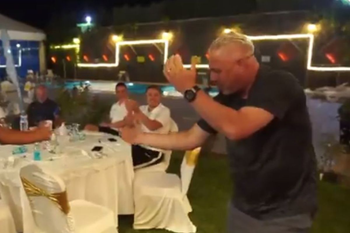 VIDEO Marius Șumudică, omul-spectacol! Antrenorul și-a uimit fotbaliștii cu mișcările de dans