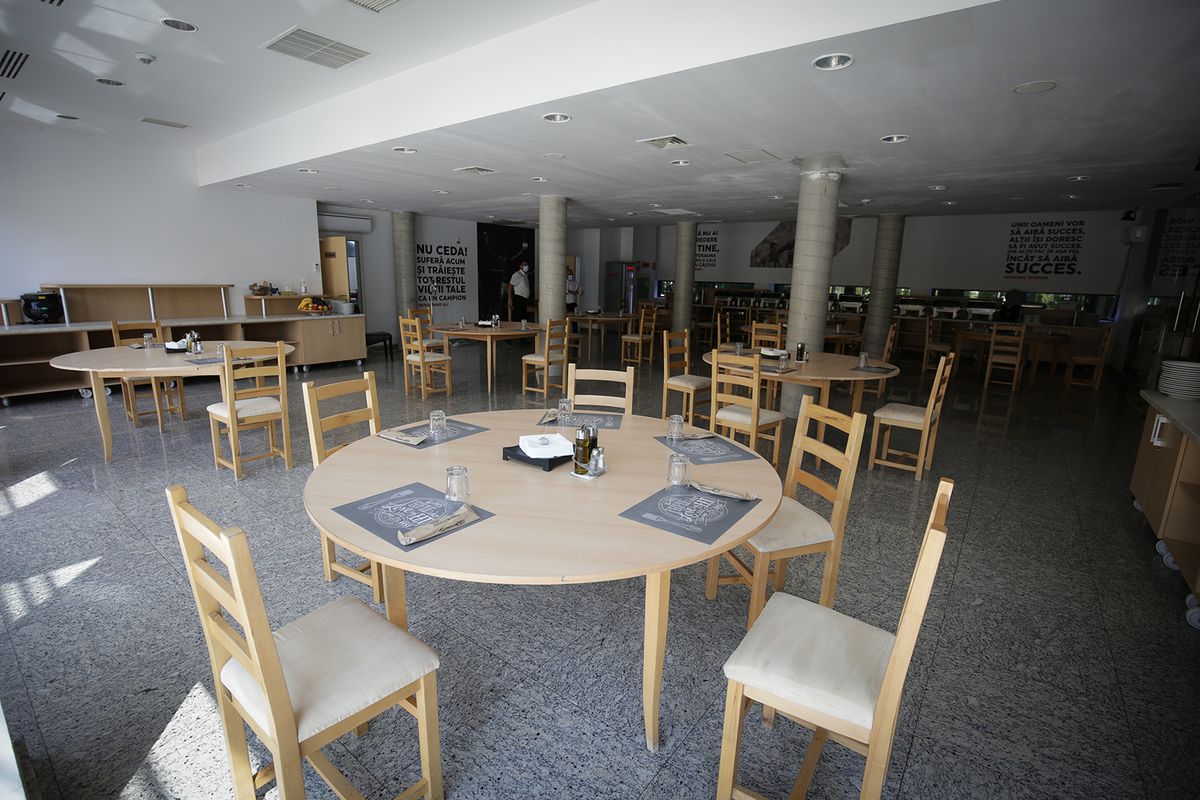 GALERIE FOTO Primii „tricolori” și-au făcut apariția în cantonamentul echipei naționale » În ce condiții au fost primiți aceștia