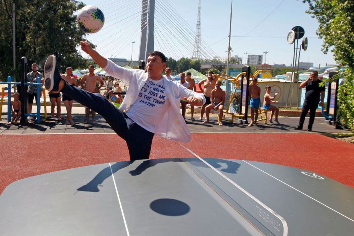 FOTO Şi-a lăsat baltă soţul când l-a văzut pe Cristi Borcea! S-a dus la omul de afaceri şi i-a spus direct: „Ești feblețea mea”