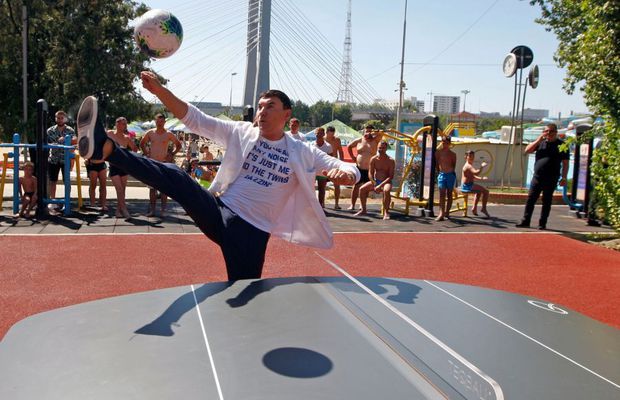 FOTO Şi-a lăsat baltă soţul când l-a văzut pe Cristi Borcea! S-a dus la omul de afaceri şi i-a spus direct: „Ești feblețea mea”