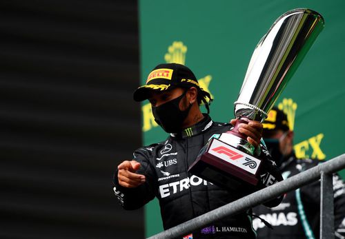 Lewis Hamilton cu trofeul de la Spa-Francorchamps Foto Guliver/GettyImages