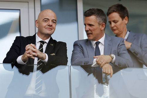 Gudni Bergsson (dreapta, alături de Gianni Infantino), 56 de ani, fost fotbalist la Tottenham, Bolton și naționala Islandei, era președintele KSI din 11 februarie 2017 și avea 110.000 de euro salariu anual net
FOTO: Imago