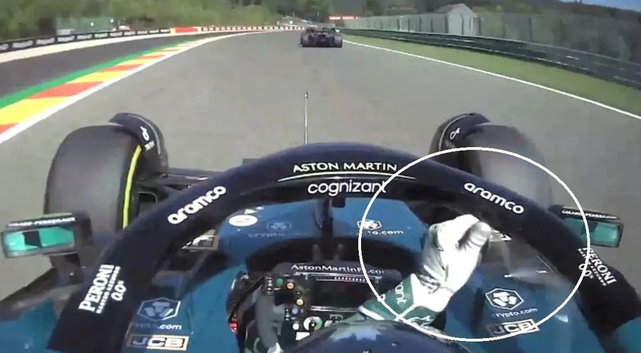 Momentul în care Stroll aruncă folia de plastic // sursă foto: captură @ p300.it NU Verstappen l-a „înfundat” pe Leclerc! » Marele mister al cursei din Belgia a fost elucidat