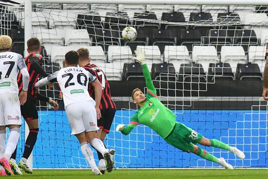 Ionuț Radu a debutat oficial la Bournemouth. Foto: Imago Images