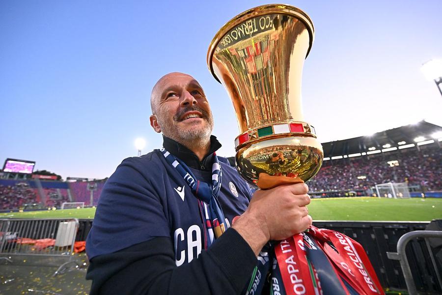 Vicenzo Italiano a cucerit Cupa alături de Bologna // foto: Guliver/gettyimages Dan Șucu decide viitorul antrenorului » Ofertă pentru Daniele De Rossi + Ce clauză de reziliere are cu Genoa!