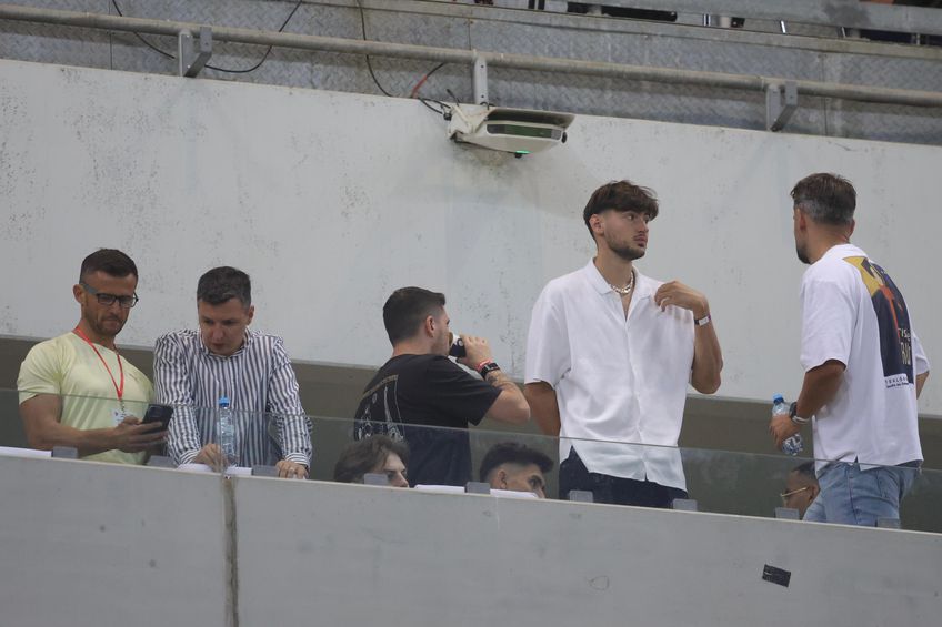 Adrian Mazilu, în tribune la Dinamo - Herrmannstadt / FOTO: Ionuț Iordache (GSP.ro)