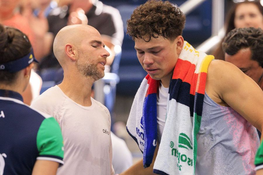Ben Shelton părăsește arena în lacrimi, în timp ce e consolat de francezul Mannarino / FOTO: Imago Images „Prima oară când câștig un meci de la toaletă” » Dramă la US Open cu favoritul publicului
