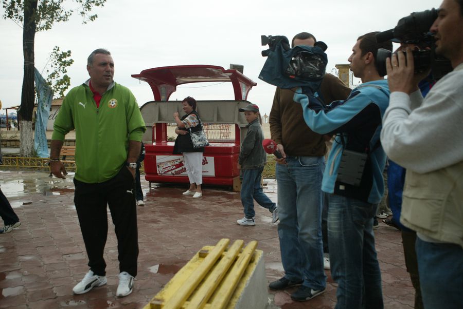 Momentul în care Stoichkov îi insultă pe jurnaliștii români FOTO: Arhivă GSP Ce s-a mai întâmplat cu Stoichkov după celebrul „Mamalicki, go home!”: carieră ratată de antrenor și afaceri în energie + scandalul care l-a izgonit din Spania